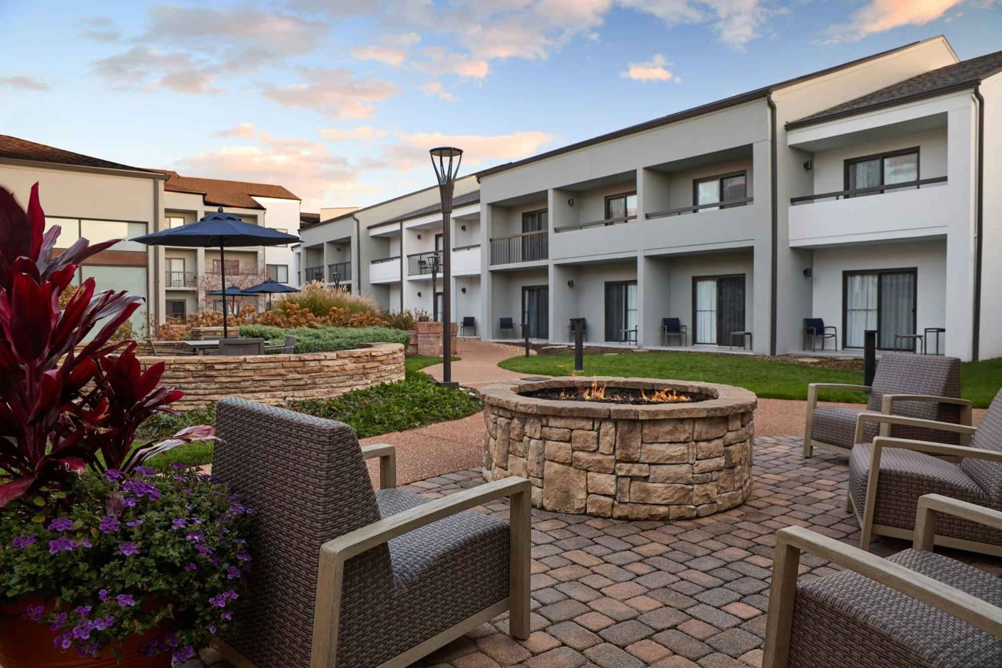 Courtyard St. Louis Creve Coeur Hotell Eksteriør bilde